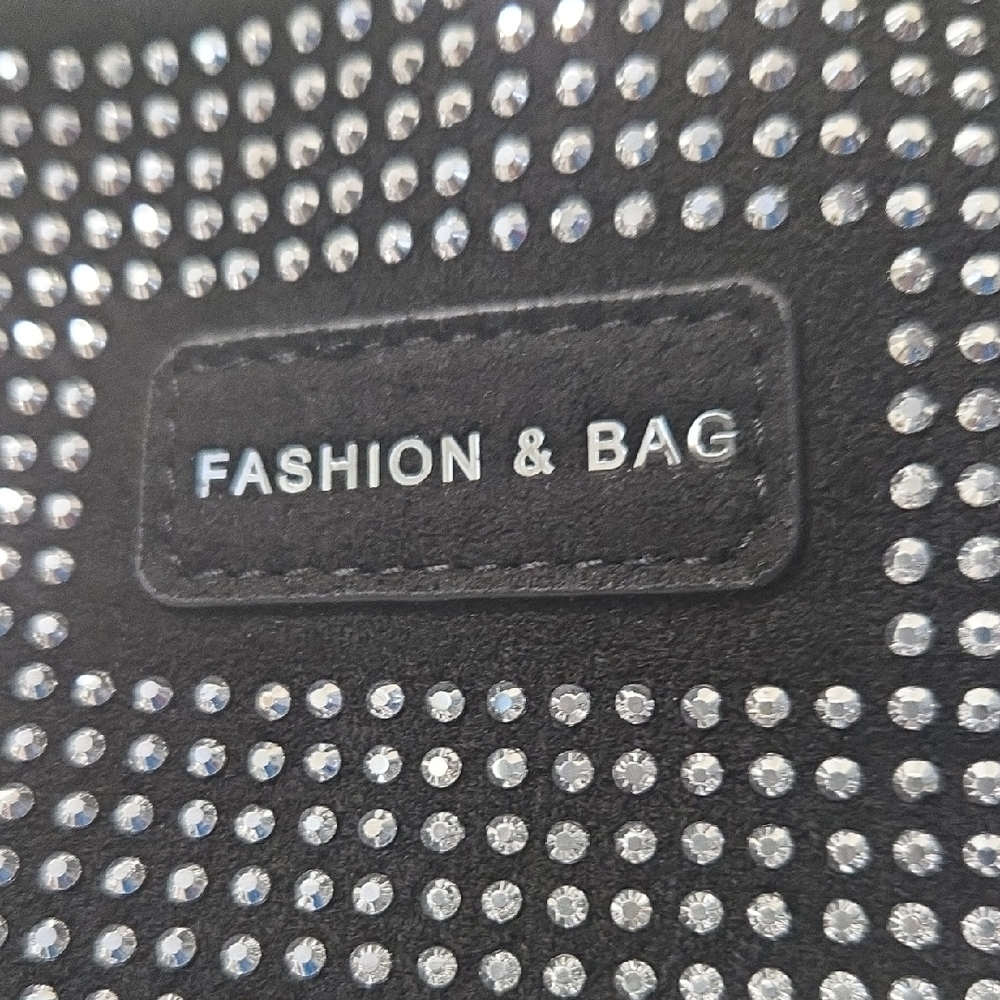 Chic Black and Silver Women's Shoulder Bag NWOT - Picture 2 of 5
